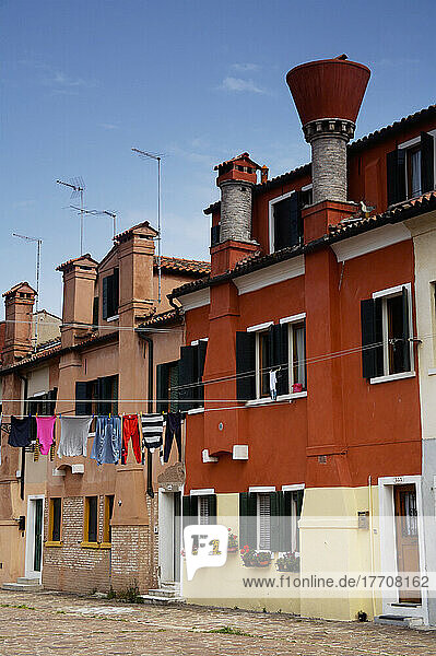 Häuser mit charakteristischen Schornsteinen  Insel Giudecca; Venedig  Italien