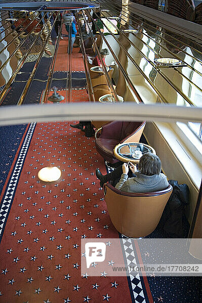 Passagiere an Bord des Hurtigrutenschiffs Frau Nordlys; Norwegen