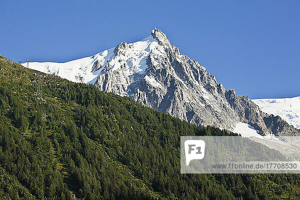 Oberhalb des Chamonix-Mont-Blanc-Tals  mit dem Mont-Blanc-Massiv und der Aiguille Du Midi im Hintergrund; Frankreich