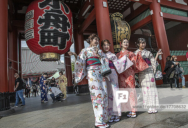 Frauen in traditioneller Kleidung vor dem Asakusa-Schrein in Tokio  einer wichtigen Touristenattraktion; Tokio  Japan