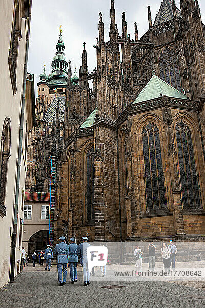 Auf dem Gelände der Prager Burg gehen mehrere Wachen an Touristen vor dem Veitsdom vorbei; Prag  Tschechische Republik