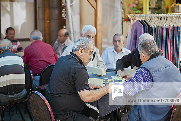 Ältere Männer sitzen um Tische und spielen Spiele; Urgup  Kappadokien  Türkei
