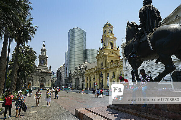 Plaza de Armas mit einem Kontrast aus alter und neuer Architektur in Santiago  Chile; Santiago de Chile  Chile
