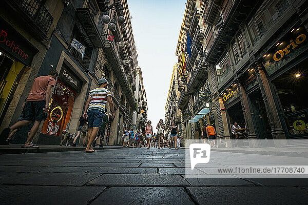 Fußgänger auf der schmalen Straße; Barcelona  Katalonien  Spanien