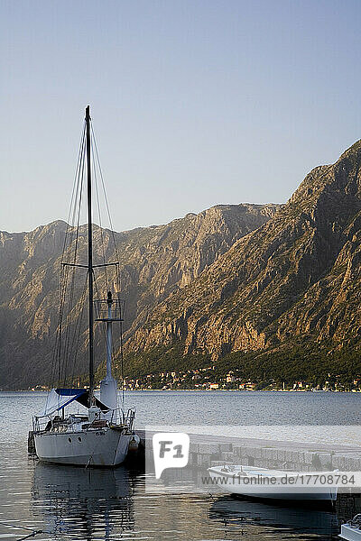 Segel- und Ruderboote bei Sonnenuntergang in der Bucht von Kotor  Montenegro.Tif