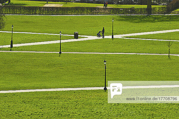 Spaziergang auf den von üppigem grünen Gras umgebenen Pfaden  Primrose Hill; London  England