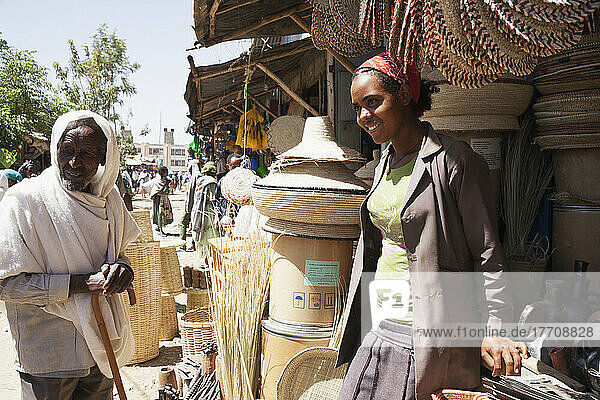 Äthiopische Frau  die Körbe auf einem lokalen Markt verkauft; Mekele  Region Tigray  Äthiopien