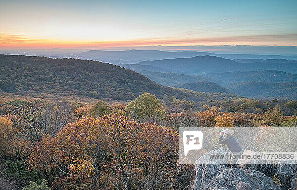 Ein Mann fotografiert den Sonnenuntergang im Herbst am Bearfence Mountain im Shenandoah National Park  Virginia.