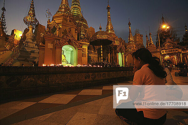Betende Menschen in der Shwedagon-Pagode; Yangon  Birma
