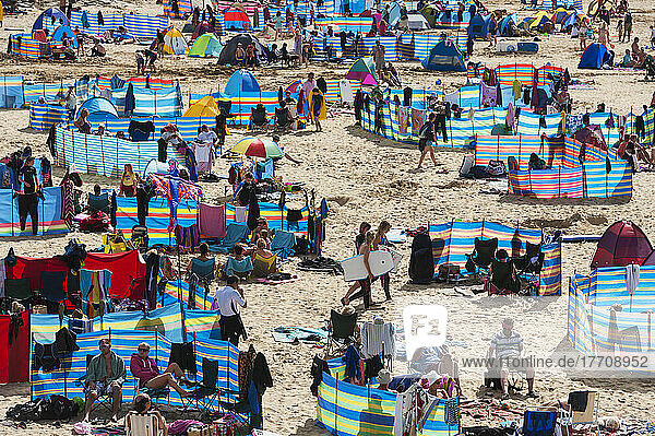 Menschenmassen am Strand von Treyarnon Bay; Cornwall  England