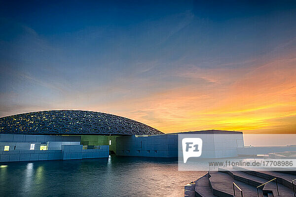 Sonnenuntergang über dem Louvre Abu Dhabi; Abu Dhabi  Vereinigte Arabische Emirate