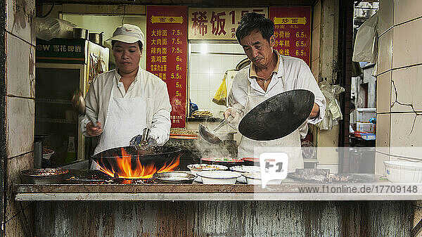 Verkauf von heißer Suppe auf der Straße; Shanghai  China