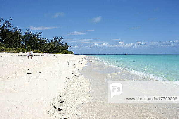 Fußabdrücke im weißen Sand entlang der Wasserkante; Insel Vamizi  Mosambik