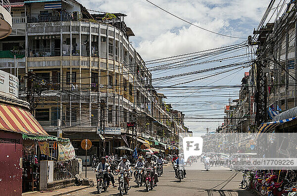 Radfahrer auf der Straße in einer französischen Kolonialstadt; Phnom Penh  Kambodscha