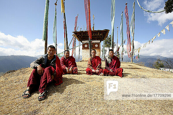 Buddhistisches Kloster und Gebetsfahnen  oberhalb des Paro-Tals  Bhutan