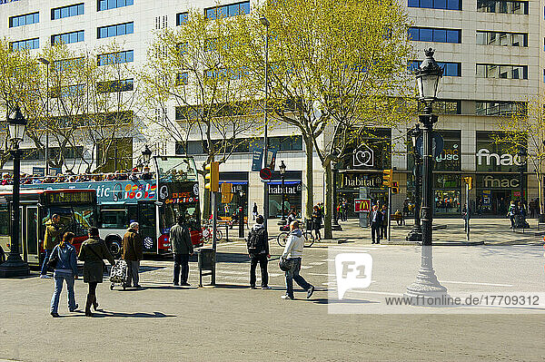 Fußgänger und ein Bus auf einer belebten Straße; Barcelona  Spanien