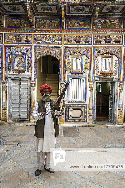 Musiker im Innenhof eines bemalten Haveli in Nawalgarh  Rajasthan  Indien; Nawalgarh  Shekawati  Rajasthan  Indien