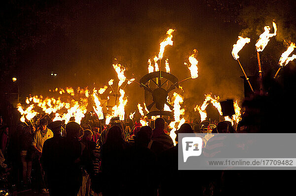 Menschen marschieren entlang der Straße für die East Hoathly Bonfire Night; East Sussex  England