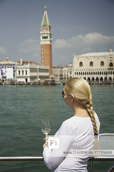 Auf einem Flusskreuzfahrtschiff auf dem Giudecca-Kanal  vorbei am Markusplatz; Venedig  Italien
