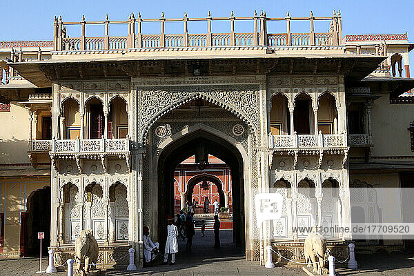 Auf dem Gelände des Stadtpalastes innerhalb der alten Stadtmauer in Jaipur  der Hauptstadt von Rajasthan  Indien.März. Jaipur  Staat Rajasthan  Indien.