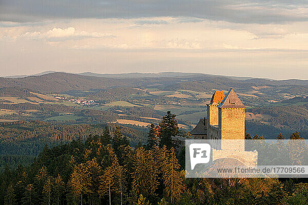 Luftaufnahme von Schloss Kasperk  dem Böhmerwald und der Landschaft im Böhmerwald; Schloss Kasperk  Böhmerwald  Böhmerwald  Tschechische Republik