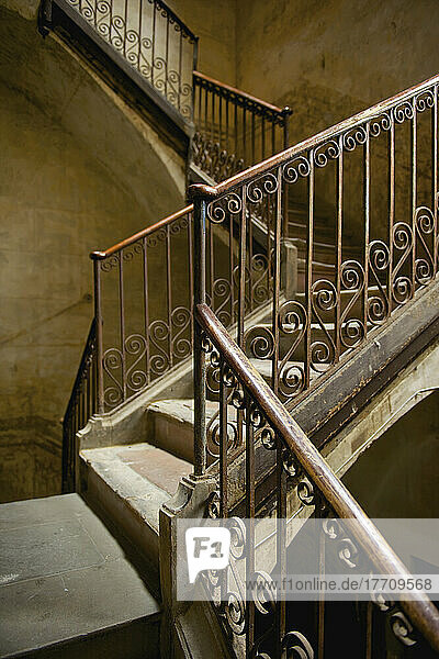 Verziertes Geländer auf einer Treppe; Barcelona  Spanien