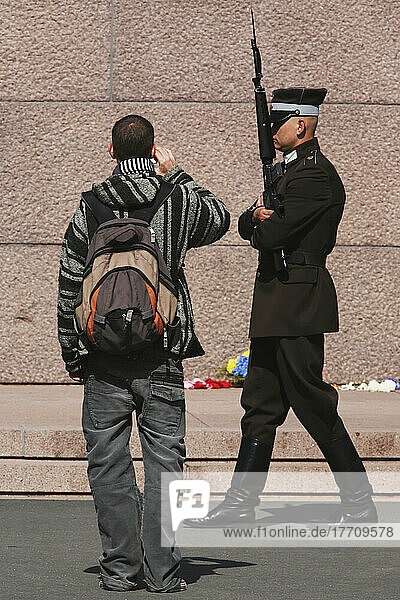 Tourist fotografiert die Ehrenwache  einen lettischen Soldaten am Sockel des Freiheitsdenkmals auf dem Brivibas Bulvaris (Freiheitsboulevard) in der Nähe der Altstadt; Riga  Lettland