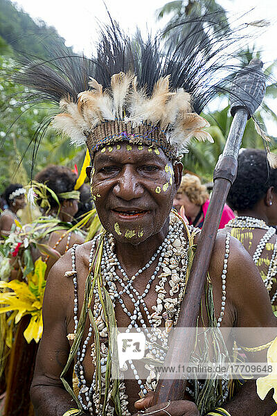 Dorfbewohner bei den Vorbereitungen zur Aufführung eines traditionellen melanesischen Stammestanzes für Touristen im Dorf Siboma  Insel Lababia  Huon-Golf  Provinz Morobe  Papua-Neuguinea; Dorf Siboma  Provinz Morobe  Papua-Neuguinea