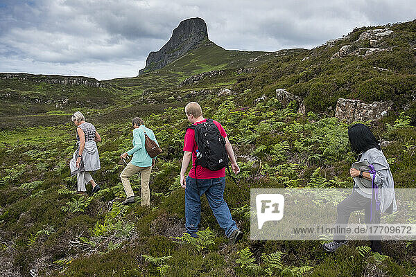 Wanderer navigieren auf einem Pfad in der Nähe von An Sgurr  Isle of Eigg  Schottland; Isle of Eigg  Schottland