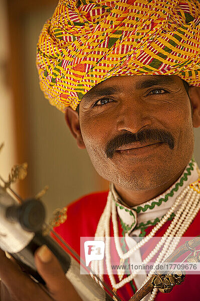 Mann mit Musikinstrument im Stadtpalast; Jaipur  Rajasthan  Indien