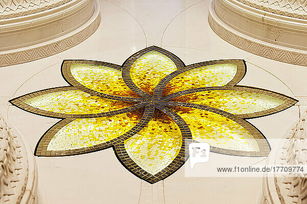 Design auf dem Boden der Großen Moschee von Sheikh Zayed; Abu Dhabi  Vereinigte Arabische Emirate