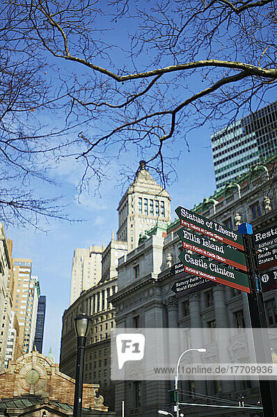 Tourist Sites Sign In Battery Park; New York City  New York  Vereinigte Staaten Von Amerika