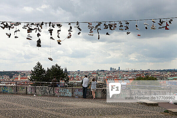 Im Prager Letna-Park hängen Schuhe an einem Draht  während die Menschen die weite Stadtlandschaft betrachten; Letna-Park  Prag  Tschechische Republik
