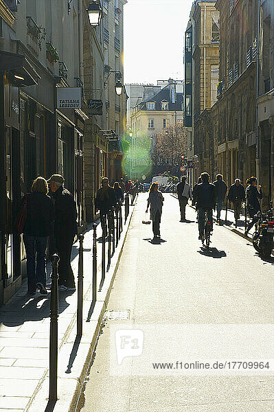 Fußgänger im Marais-Viertel; Paris  Frankreich