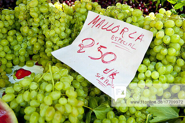 Weintrauben auf einem Straßenmarkt in Alcudia  Mallorca  Balearische Inseln  Spanien