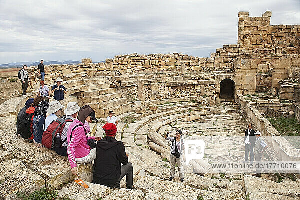 Einheimische Archäologiestudentinnen und eine Reisegruppe  Römisches Theater  Madure-Stätte  in der Nähe von Souq Ahras; Algerien
