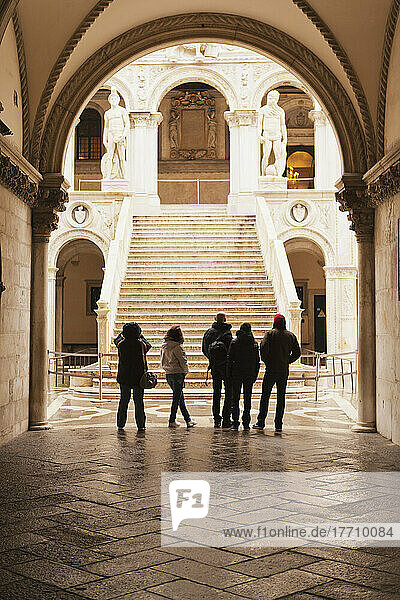 Touristen im Dogenpalast; Venedig  Italien