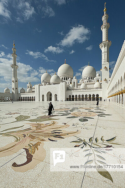 Innenhof der Großen Scheich-Zayed-Moschee; Abu Dhabi  Vereinigte Arabische Emirate