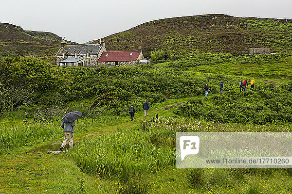 Wanderer durchqueren die Landschaft vor An Sgurr  Isle of Eigg  Schottland; Isle of Eigg  Schottland