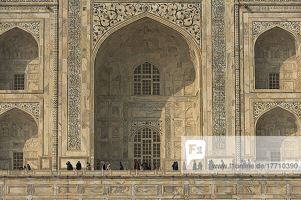 Bunt gekleidete indische Touristen  die um das Taj Mahal gehen; Agra  Indien