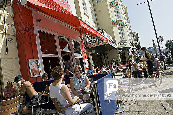 Cafe Society  mit Bars und Restaurants am Wasser und Blick auf den Yachthafen; Ramsgate  Thanet  Kent  England