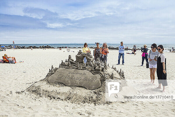 Touristen betrachten eine Sandburg am Coronado Beach; Coronado  Kalifornien  Vereinigte Staaten von Amerika