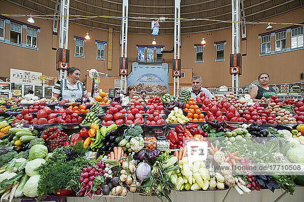 Frische Produkte in Hülle und Fülle auf dem Bessarabia-Markt; Kiew  Ukraine