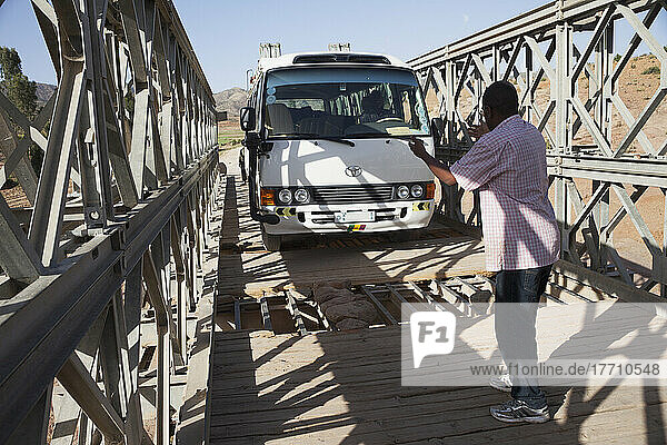 Führung eines Touristenbusses über eine kaputte Brücke; Gheralta  Region Tigray  Äthiopien