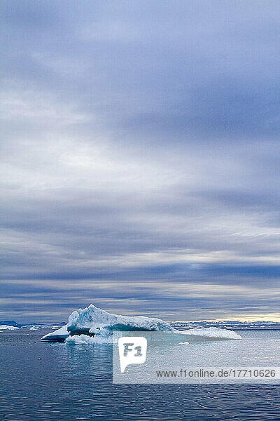 Eine Mitternachtsfahrt durch den Ilulissat-Eisfjord  eine der Unesco-Welterbestätten. Grönland.
