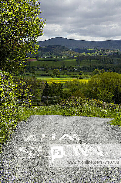 Langsam-Schild auf die Straße gemalt; Brecon Beacons  Wales