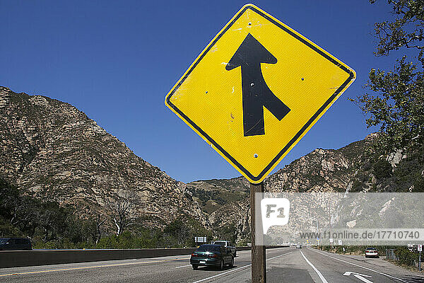 Ein Zeichen für eine Straßeneinmündung; Kalifornien  Vereinigte Staaten von Amerika