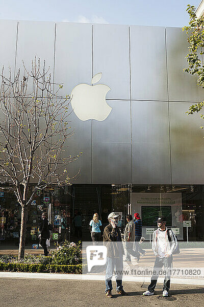 Fußgänger  die vor einem Technologie-Einzelhandelsgeschäft stehen; Kalifornien  Vereinigte Staaten von Amerika