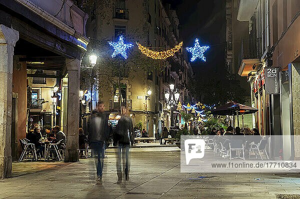 Weihnachtsbeleuchtung in der Carrer Del Rec  El Born; Barcelona  Katalonien  Spanien