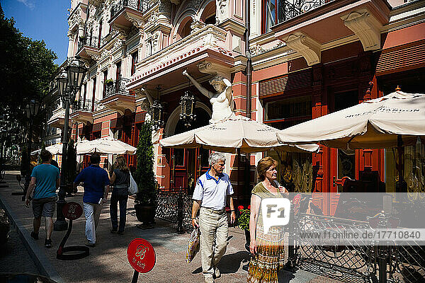 Fußgänger gehen an historischen Gebäuden im Stadtzentrum von Odessa vorbei; Odessa  Ukraine